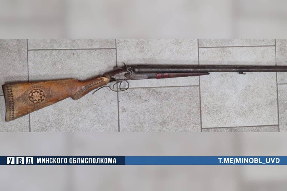 In the Soligorsky district, a hunter found a hunting rifle in the forest and handed it over to the police