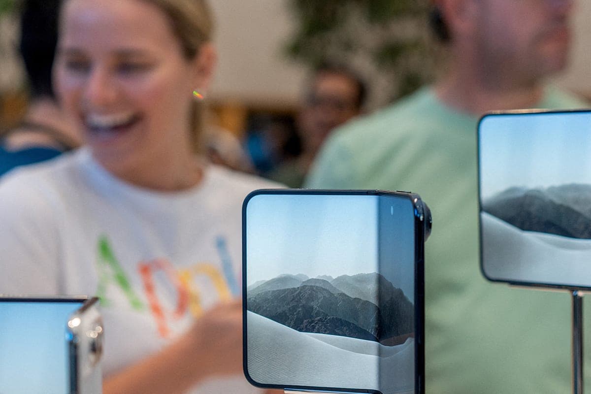 Компания Apple заявляет, что у нового iPhone Duo обнаружили проблемы с экраном