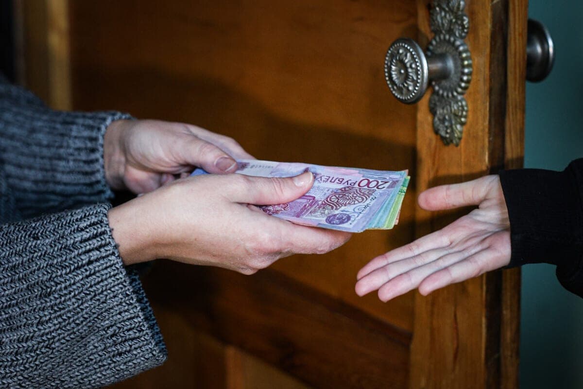 МВД: правоохранители за сутки задержали двух курьеров мошенников, у них изъято более 100 тысяч рублей