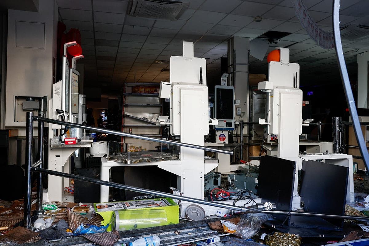 In France, estimated the consequences of the riots — named the number of destroyed outlets