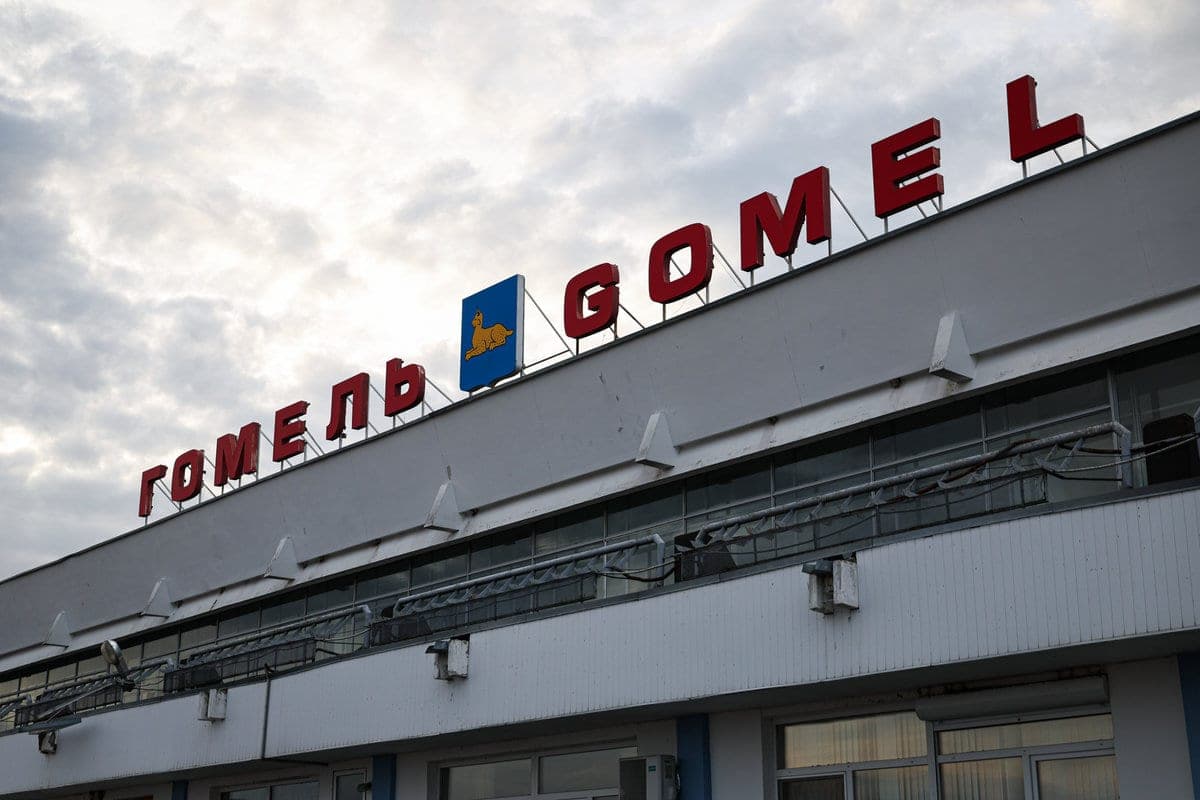 В аэропорт Гомеля прибыла российская делегация, которая принимает участие в гуманитарной операции в Алешках