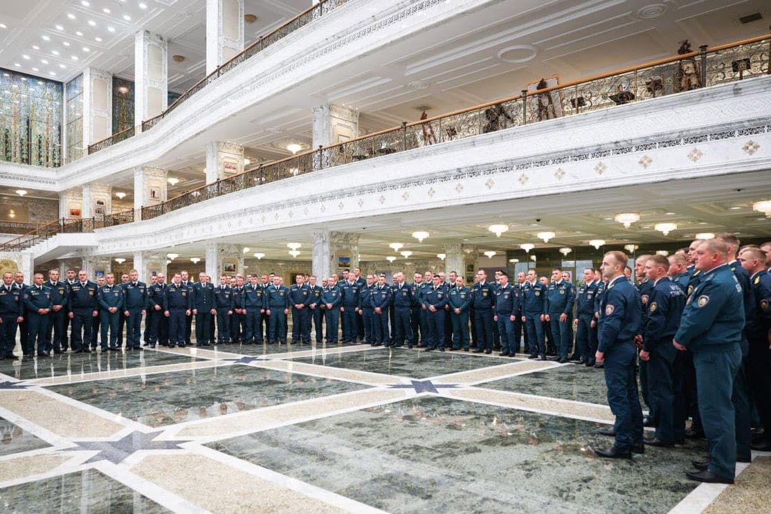 «Уже в первом зале захватывает дух». Принявшие участие в уборочной спасатели посетили Дворец Независимости