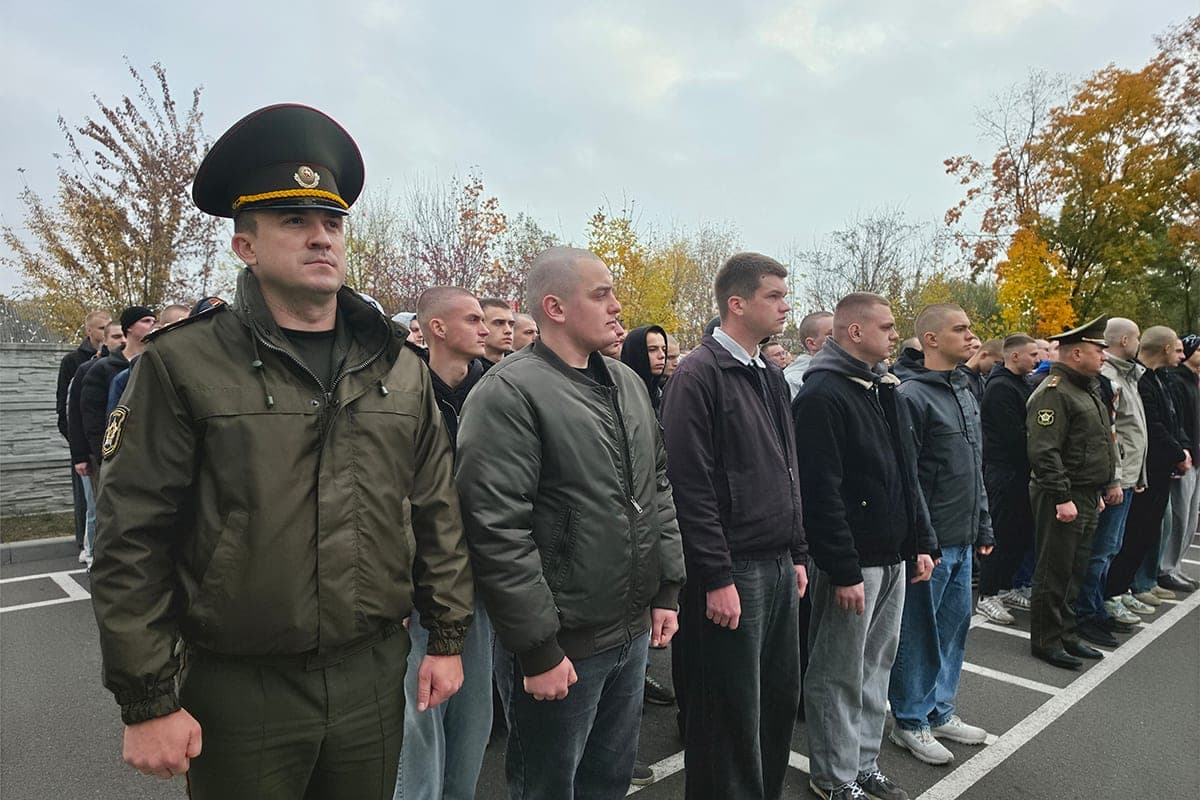 «Армия научит дисциплине». Около 300 призывников из Брестской области отправились на срочную военную службу