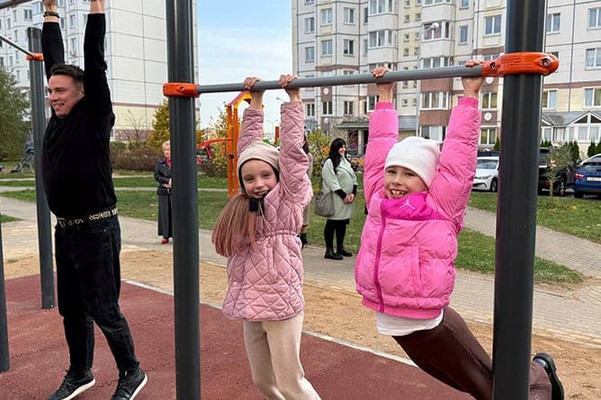 В Минске во дворе на улице Горецкого открыли воркаут-площадку — ее установили благодаря гражданской инициативе