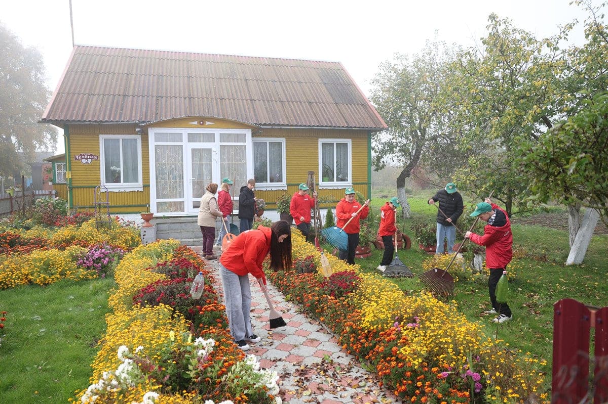 Restored order in the yard, removed the foliage: Wolfovysk schoolchildren joined the action “Dobro.Bel”
