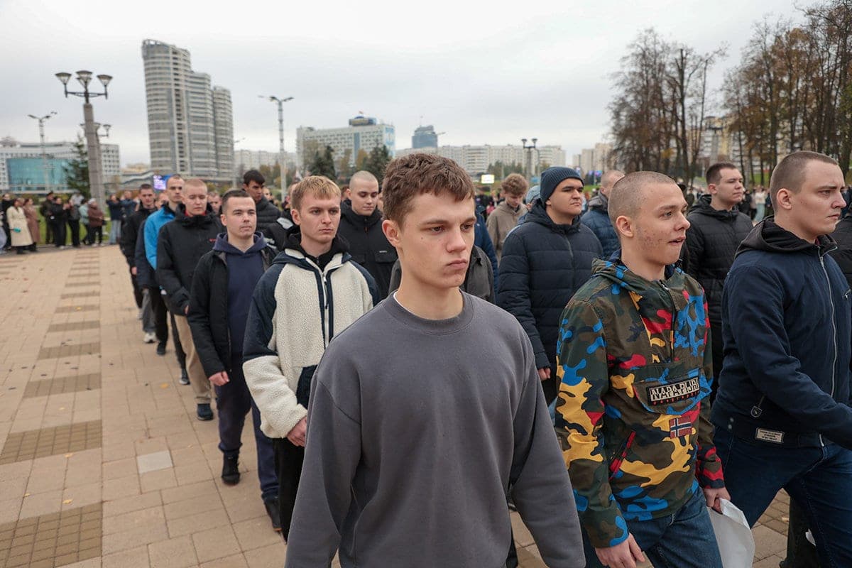 Около 10 тысяч парней пополнят этой осенью ряды Вооруженных Сил, других войск и воинских формирований