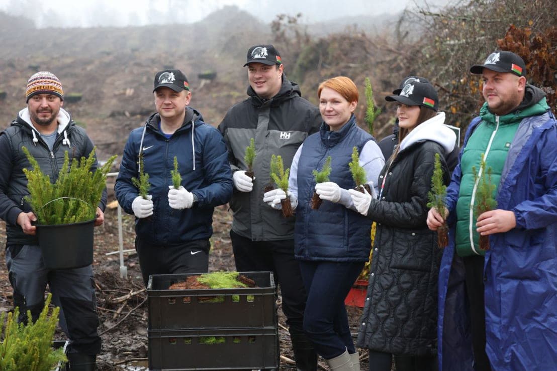 Trade unions joined the action “Give the forest a new zhyzzo”: in Voronov district planted more than 10 hectares of forest