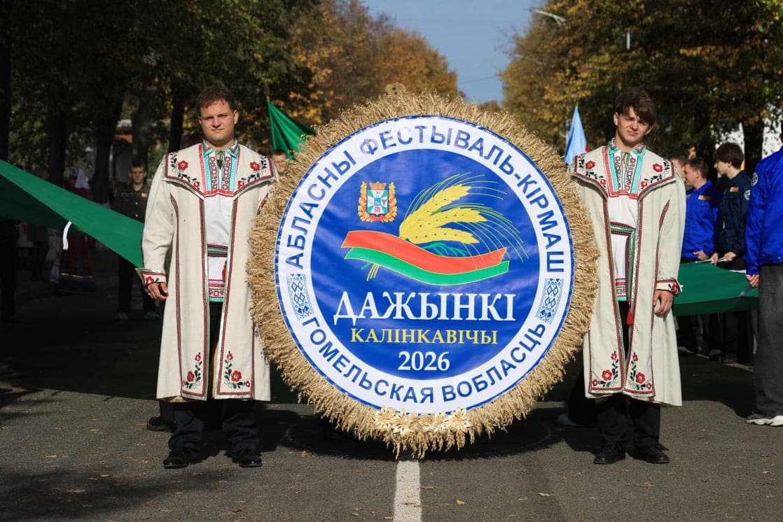 On motorcycles, scooters and tractors: in Kalinkovichi, a procession of participants of Dazhynak-2026 took place