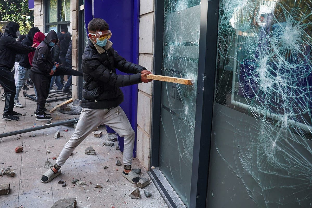 Protesters in Albania broke into the Ministry of Economy and destroyed the building of the CEC
