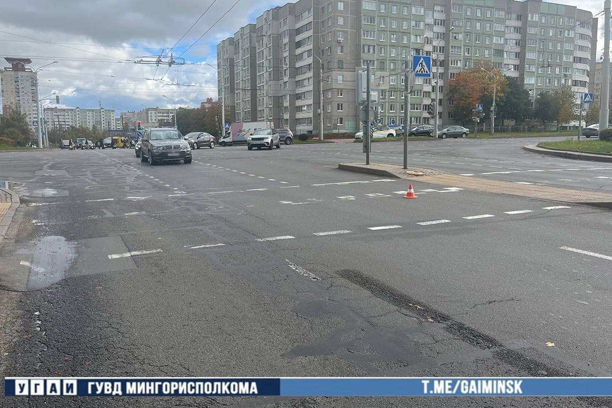 In Minsk, the driver of an electric bike did not hurry at the pedestrian crossing and got under the wheels of a truck