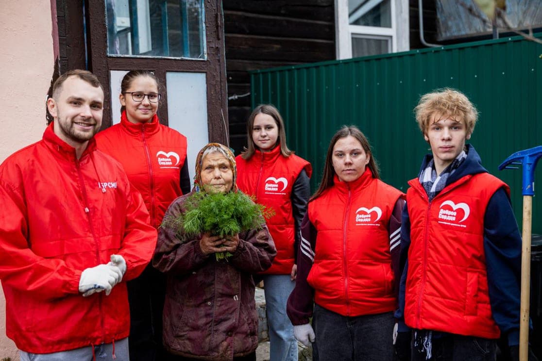“You came and I have more fun to live”: we saw how volunteers help an elderly resident of Rechitsa
