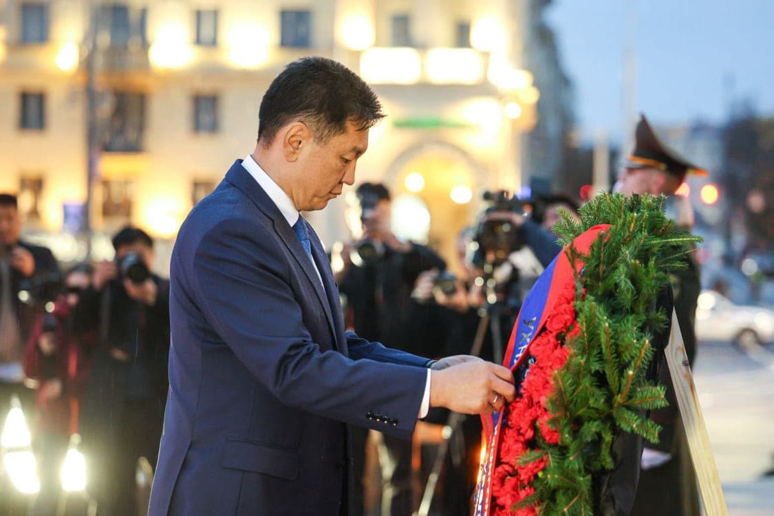 Photofact. Mongolian President lays wreath at Victory Monument in Minsk