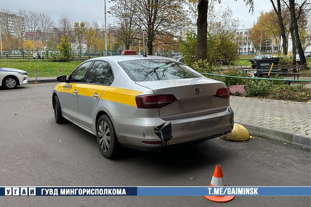В Минске шестилетний мальчик выбежал из-за припаркованной машины и попал под колеса такси