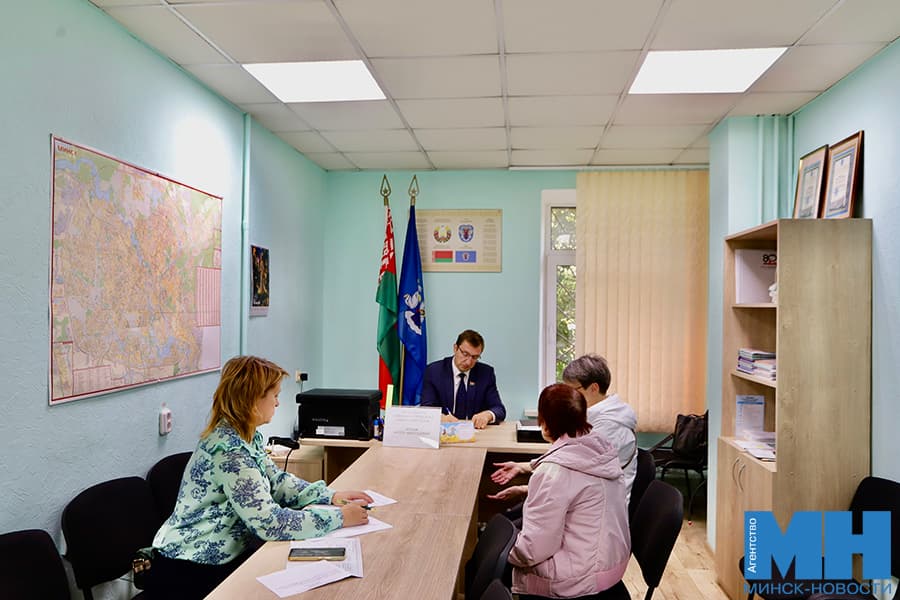 Срезать старое дерево, добавить лавочек: о чем просили жители на приеме у Артёма Цурана