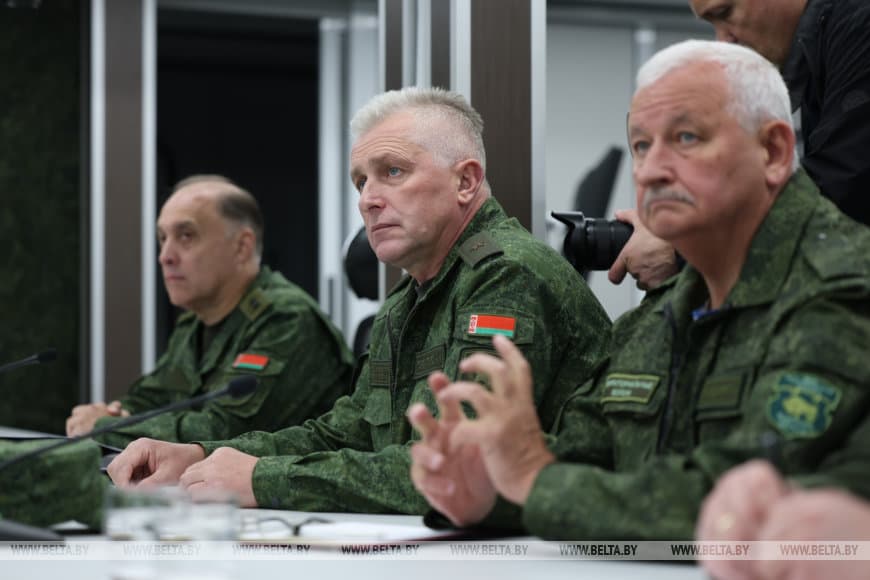 Лукашенко поручил уделить приоритетное внимание модернизации систем связи в Вооруженных Силах Беларуси