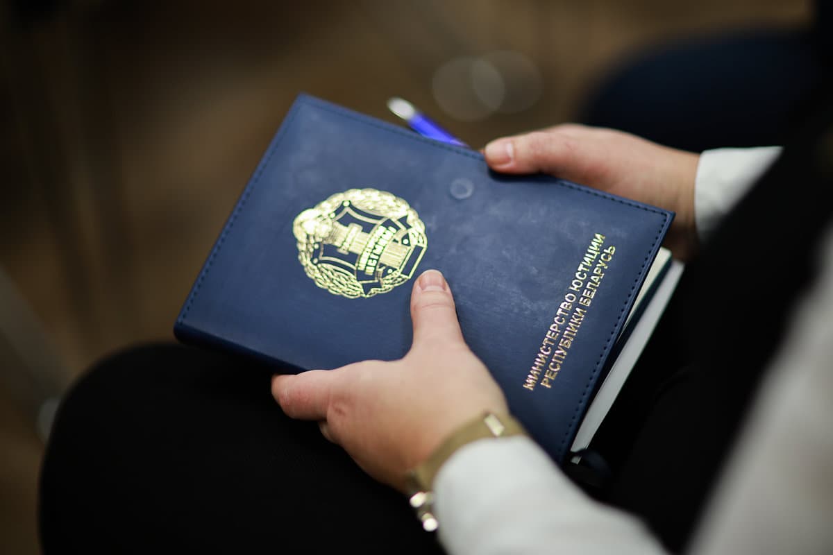В Беларуси приостановлена лицензия риелторской организации за оказание услуг нештатным лицом