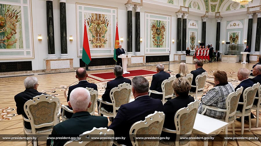Лукашенко вручил госнаграды заслуженным представителям различных сфер