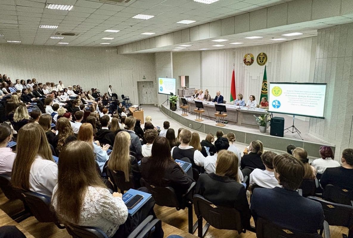 «Диалог с министром»: Карпович встретился со студентами и учащимися профильных учреждений образования