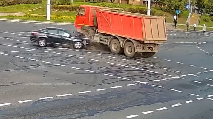 Водитель авто не уступила дорогу самосвалу — он протаранил легковушку на пр. Пушкина