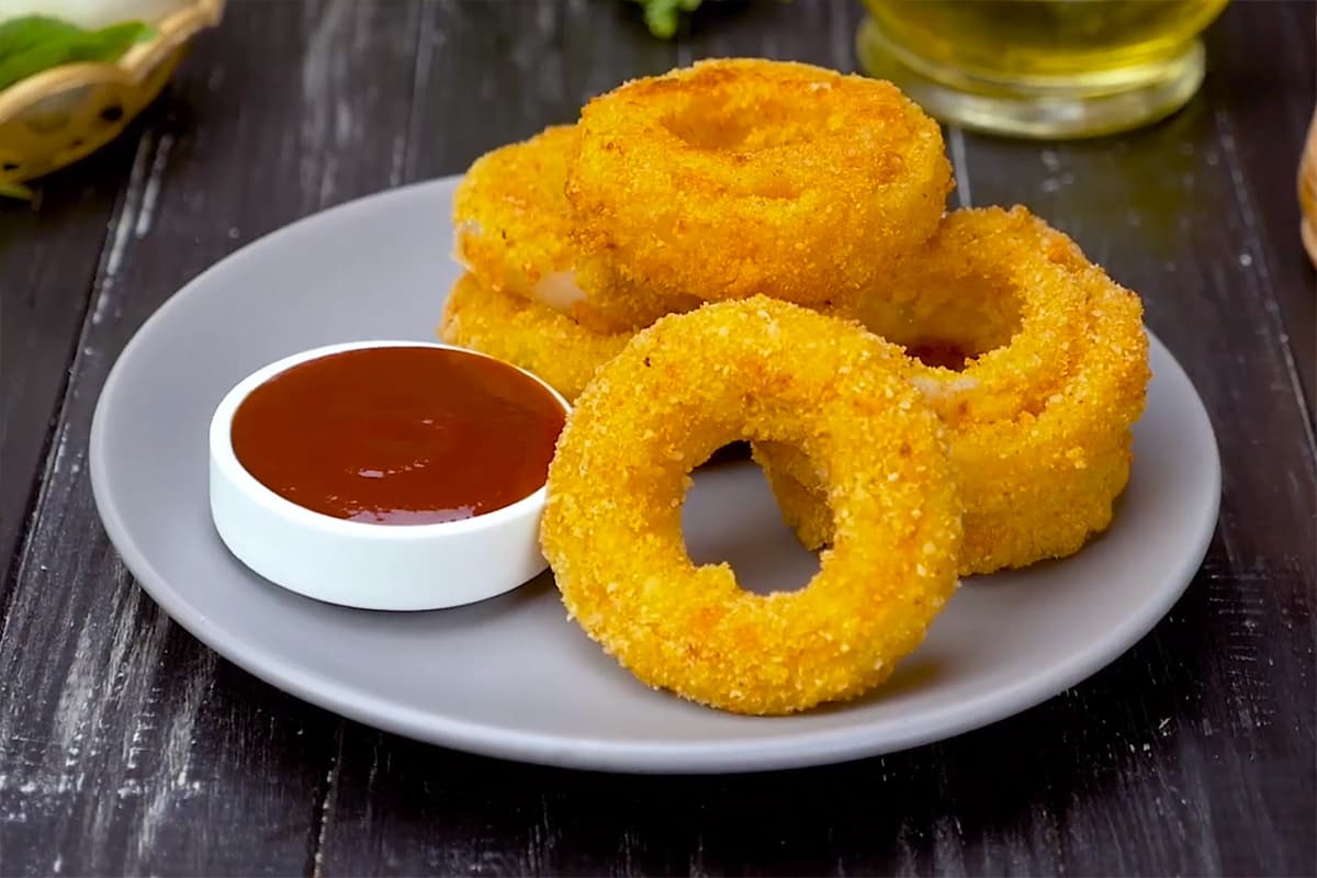Луковые кольца с сыром: хрустящая закуска с тягучей начинкой