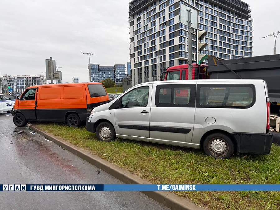 Микроавтобус протаранил машину в «Минск-Мире»