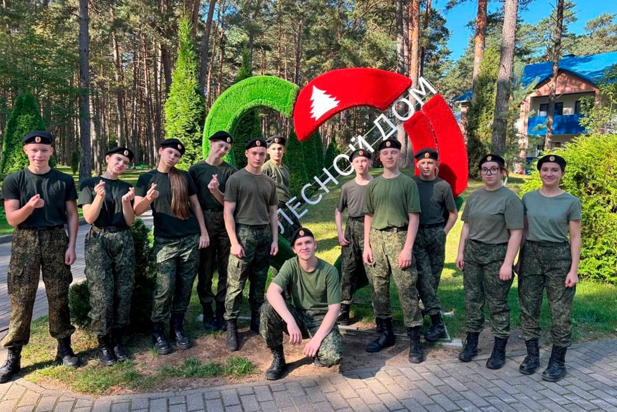 Учатся, соревнуются, дружат: кадеты из Беларуси и России собрались в «Зубренке»