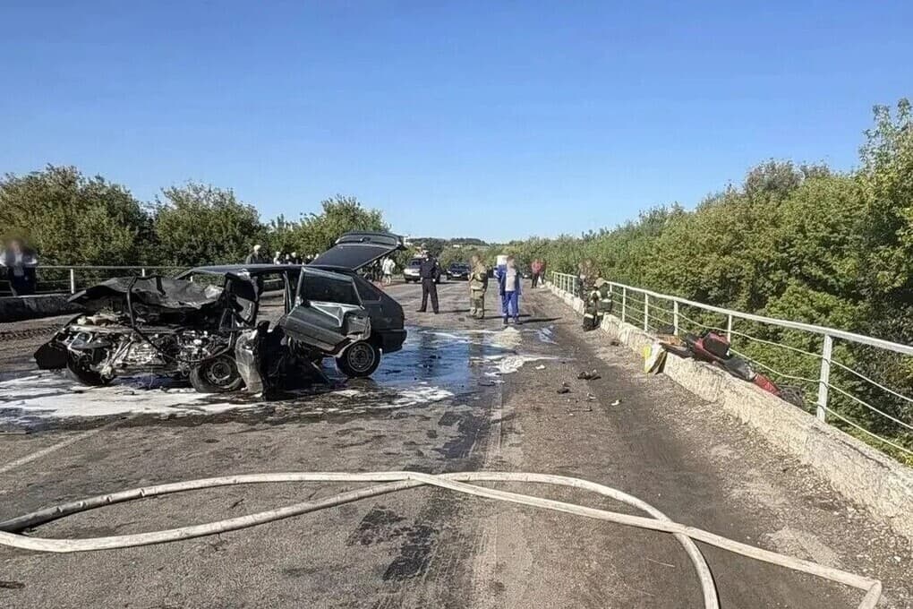 Машина превратилась в месиво, водитель погиб: страшная авария в Воронежской области