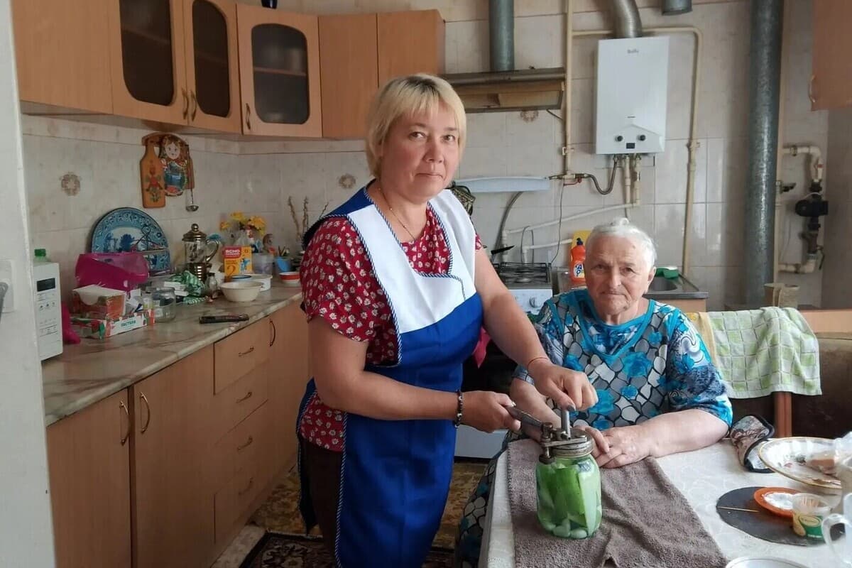 Жители Кировского округа могут получить помощь в рамках сезонной акции «Социальный погребок»