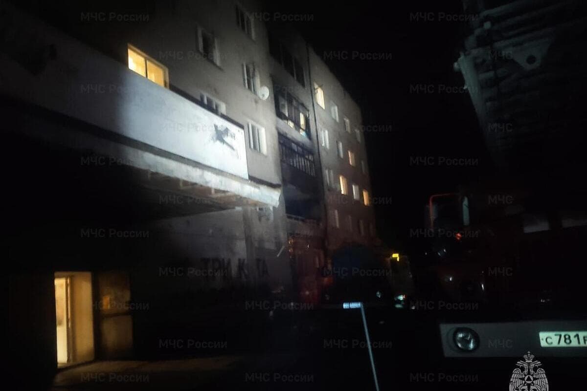 В Первоуральске при пожаре в пятиэтажке погиб человек