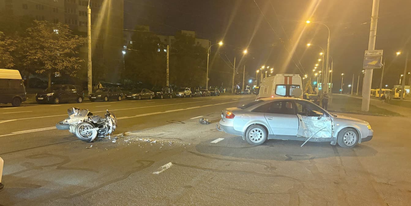 В Минске водитель Audi при развороте не уступил мотоциклисту: один человек в больнице