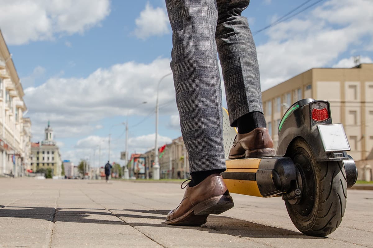 В Минске вор на электросамокате похитил у спящего на лавочке мужчины сумку с двумя смартфонами