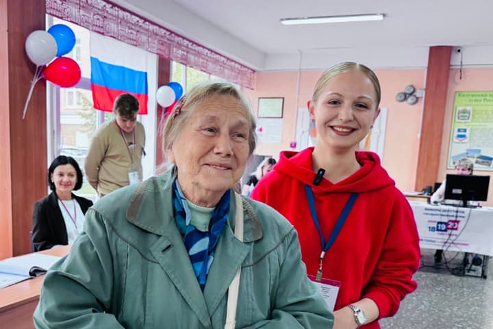 Волонтёры помогают калужским избирателям