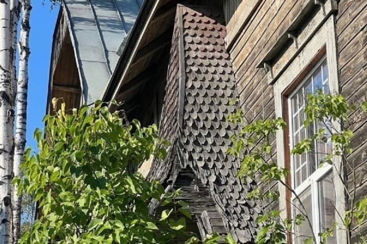 В Сортавале стартовали работы по восстановлению редких козырьков с лемехом