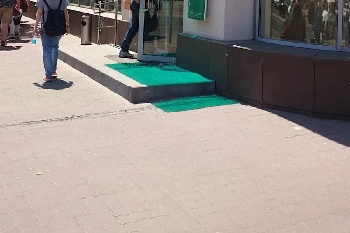 В Ростове неизвестный ранил ножом прохожего
