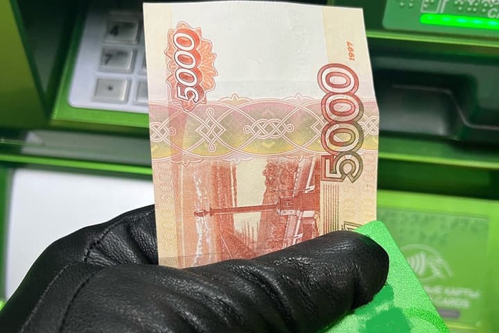 В Орле мужчина похитил с чужой карты более 6 700 рублей