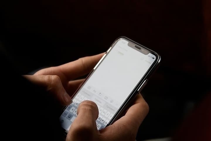 Эксперт объяснила волгоградцам, нужен ли первокласснику личный телефон