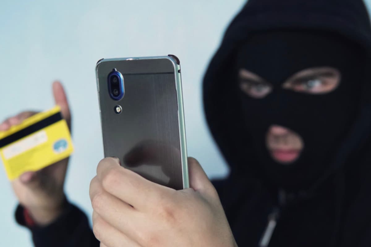 В Ярославле на уловку телефонных мошенников повелись и мама, и сын