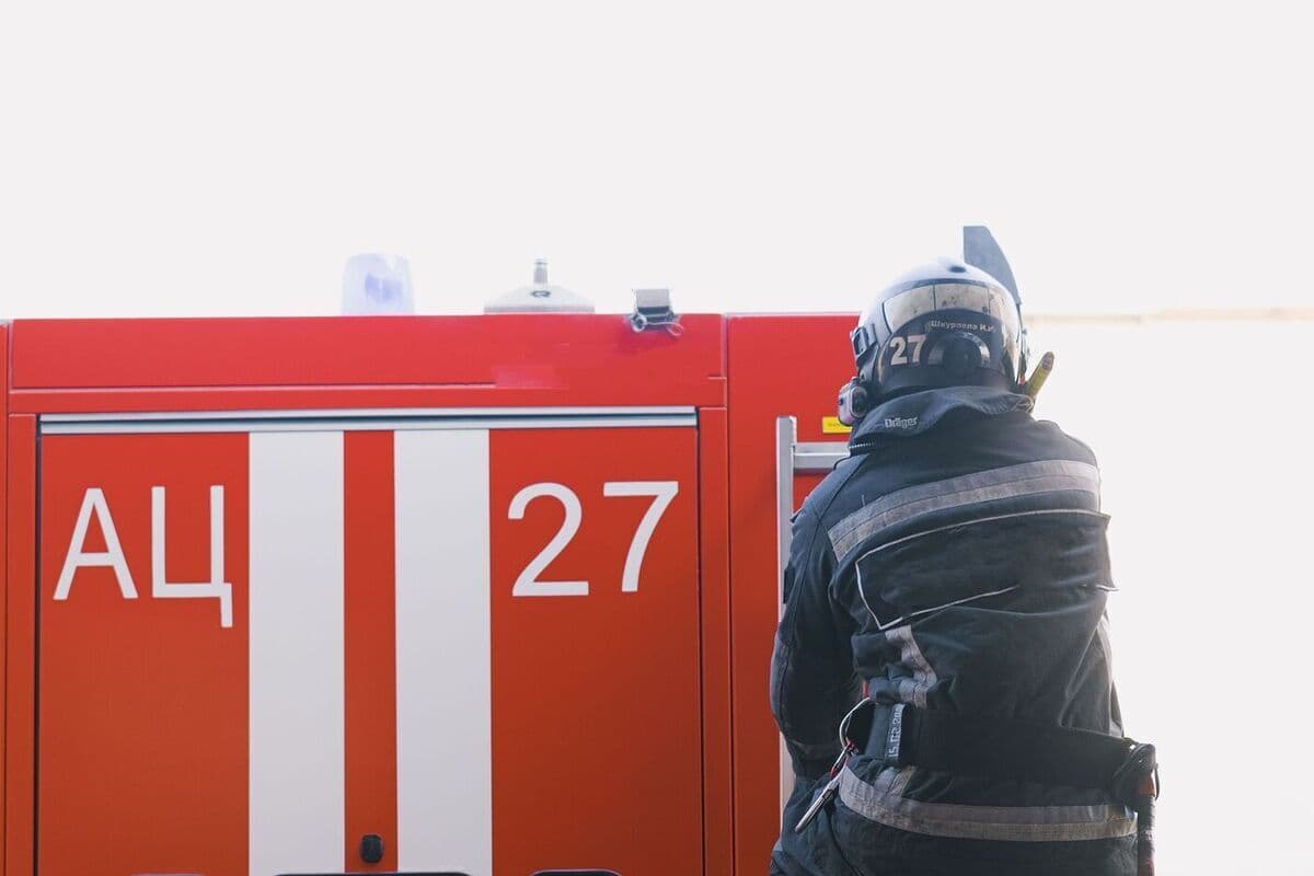 Заброшенный ТЦ "Подсолнух" в Новосибирске в субботу загорелся дважды
