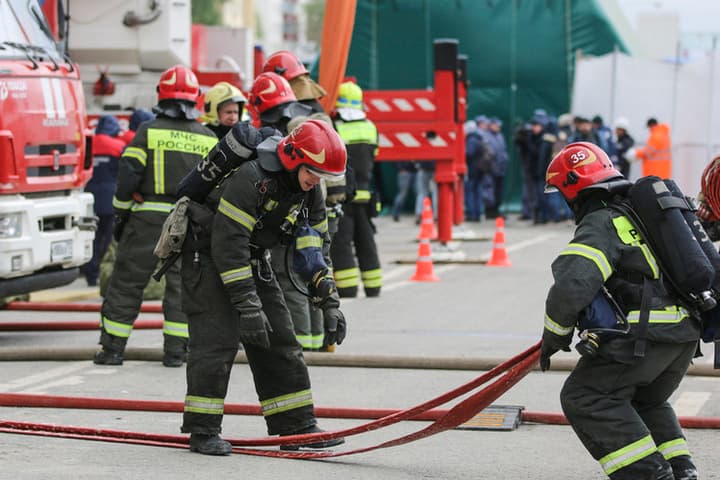 В Раменском округе Подмосковья из-за падения дрона загорелась крыша жилого 21-этажного здания