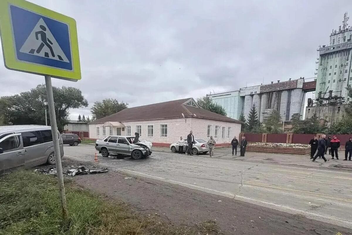 В Калачинске после столкновения двух автомобилей пострадал ребёнок