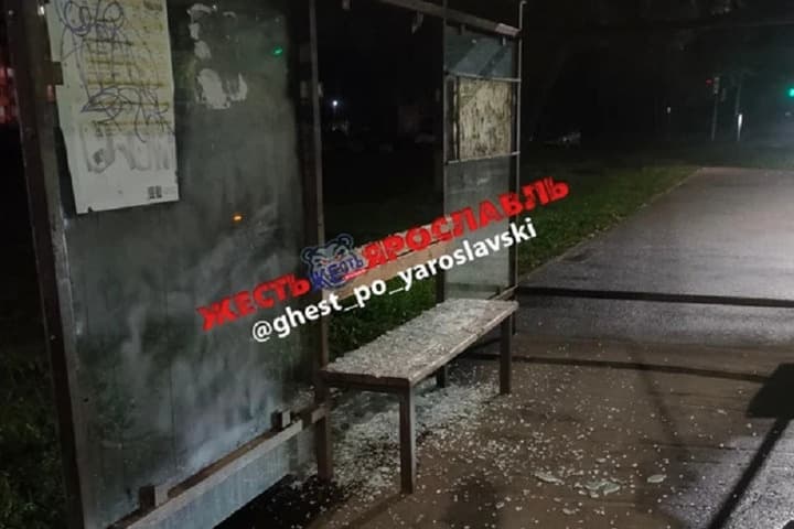 В Дзержинском районе Ярославля подростки расстреляли остановку