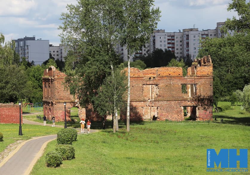 В Лошицком парке начались работы по воссозданию старинных мельницы и каплицы