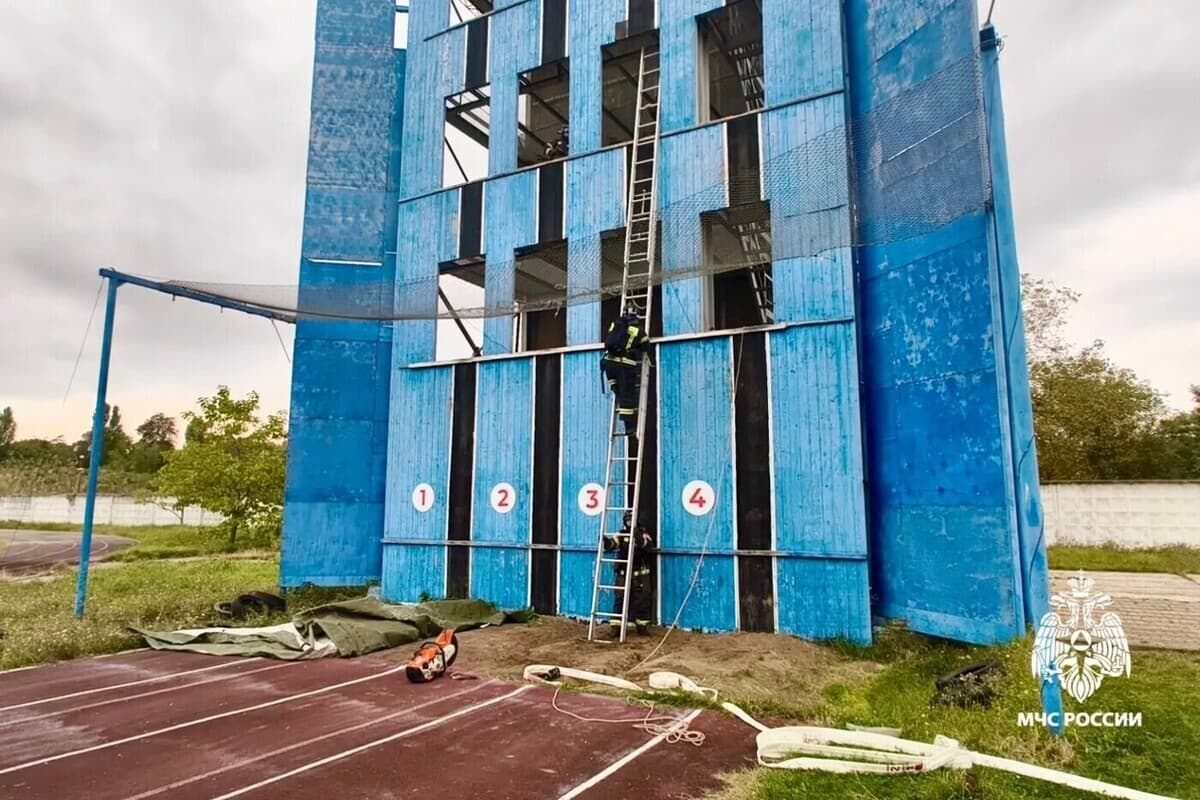 Пожарные КМВ отработали навыки на учебно-методическом сборе в Лермонтове