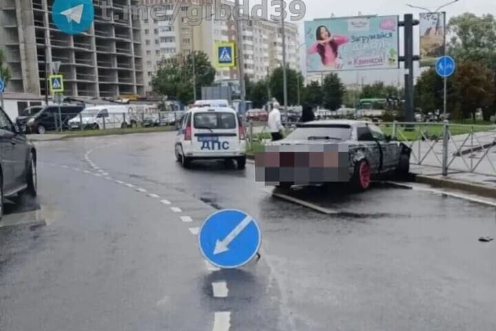 На Гайдара иномарка утром влетела в ограждение