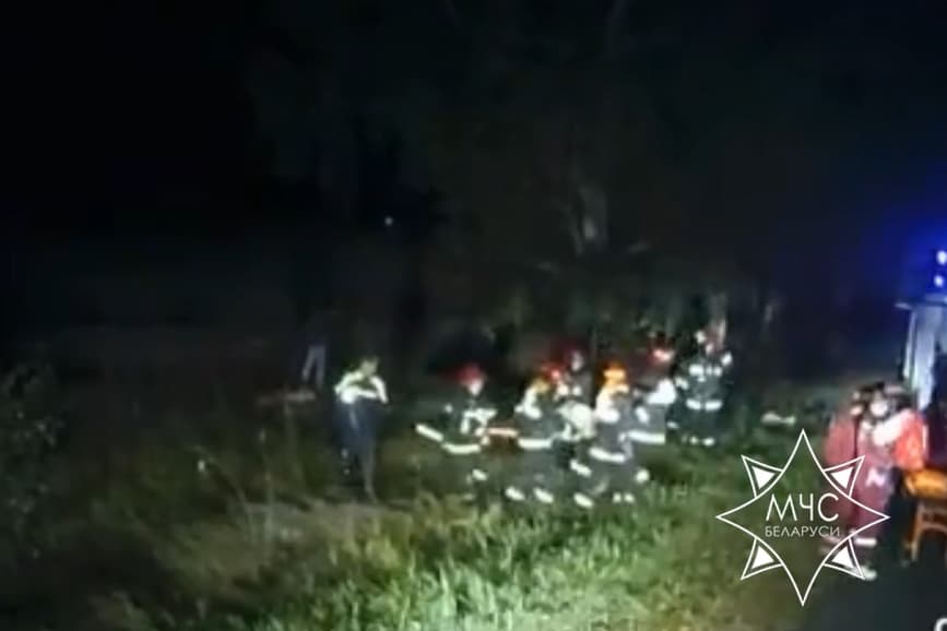 В Стародорожском районе легковушка съехала в кювет и опрокинулась — водителя деблокировали спасатели
