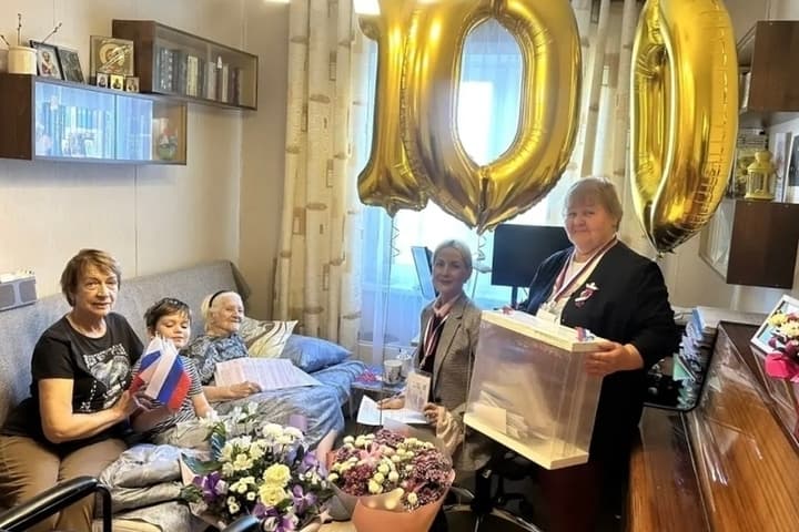 Жительница Выборга отметила 100-летие и проголосовала на дому