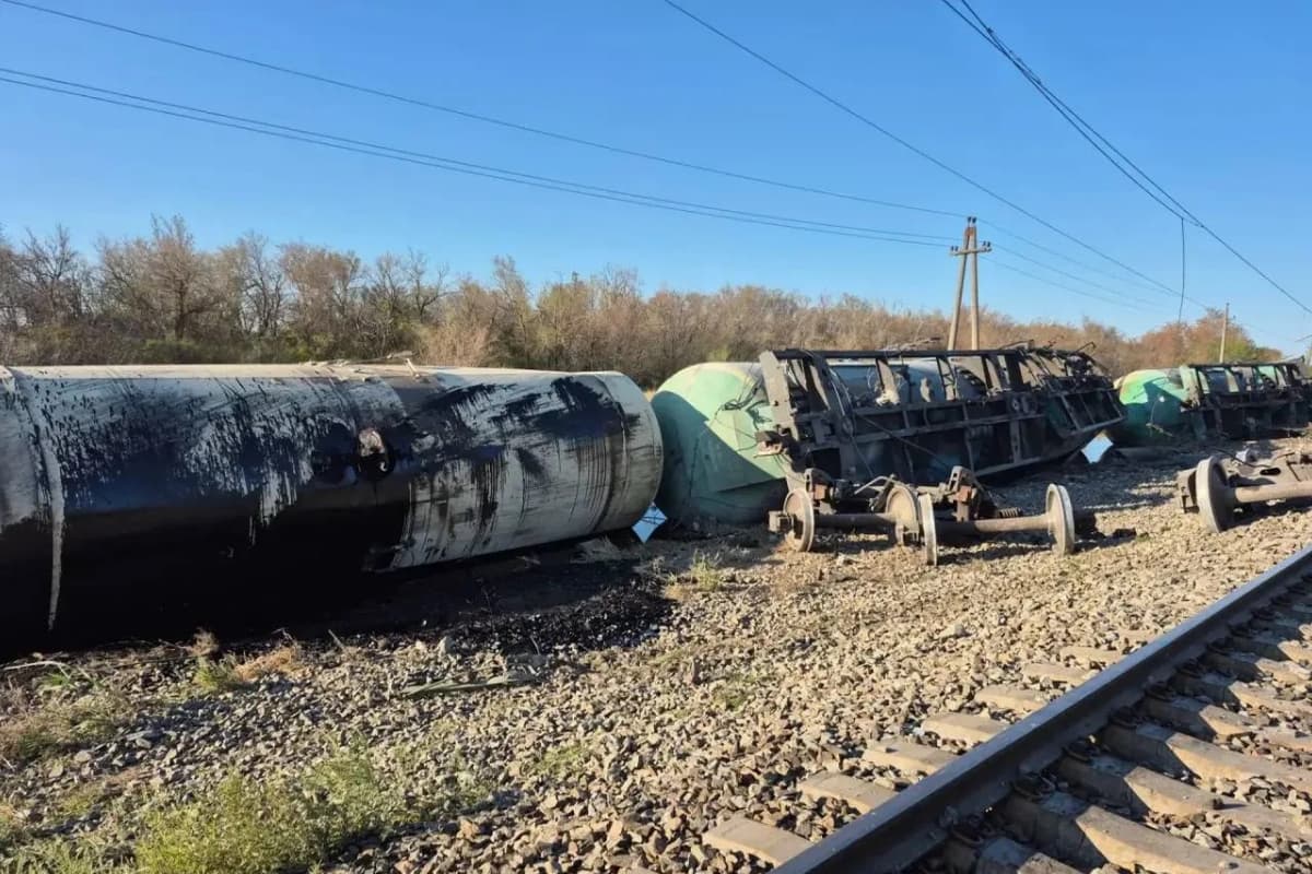 Еще 15 поездов пустят в объезд после схода вагонов в Ростовской области