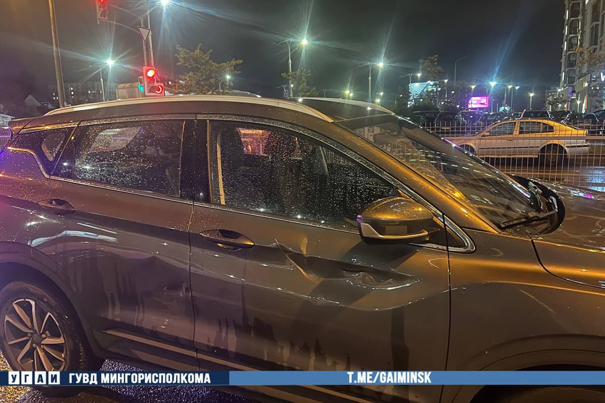 В Минске водитель электросамоката не спешился на пешеходном переходе и попал под колеса авто