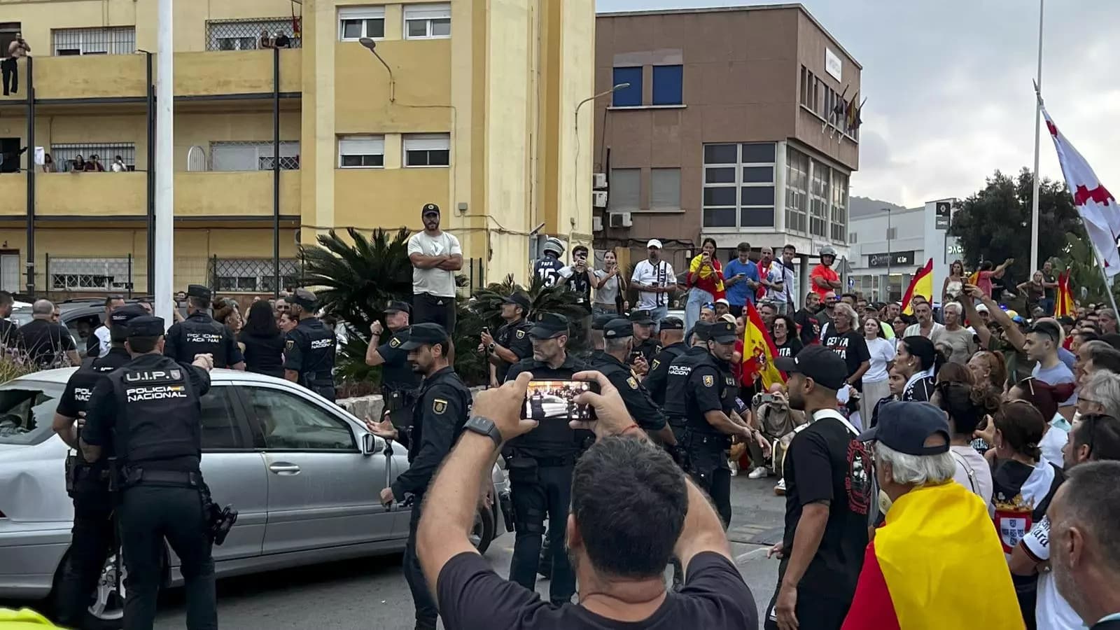 В Сеуте участники протеста против гуманитарной акции для мигрантов забросали камнями авто местного депутата
