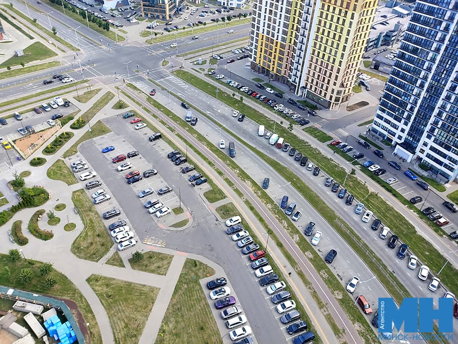 В «Минск-Мире» разрешили ставить транспорт под углом к проезжей части. Но не везде